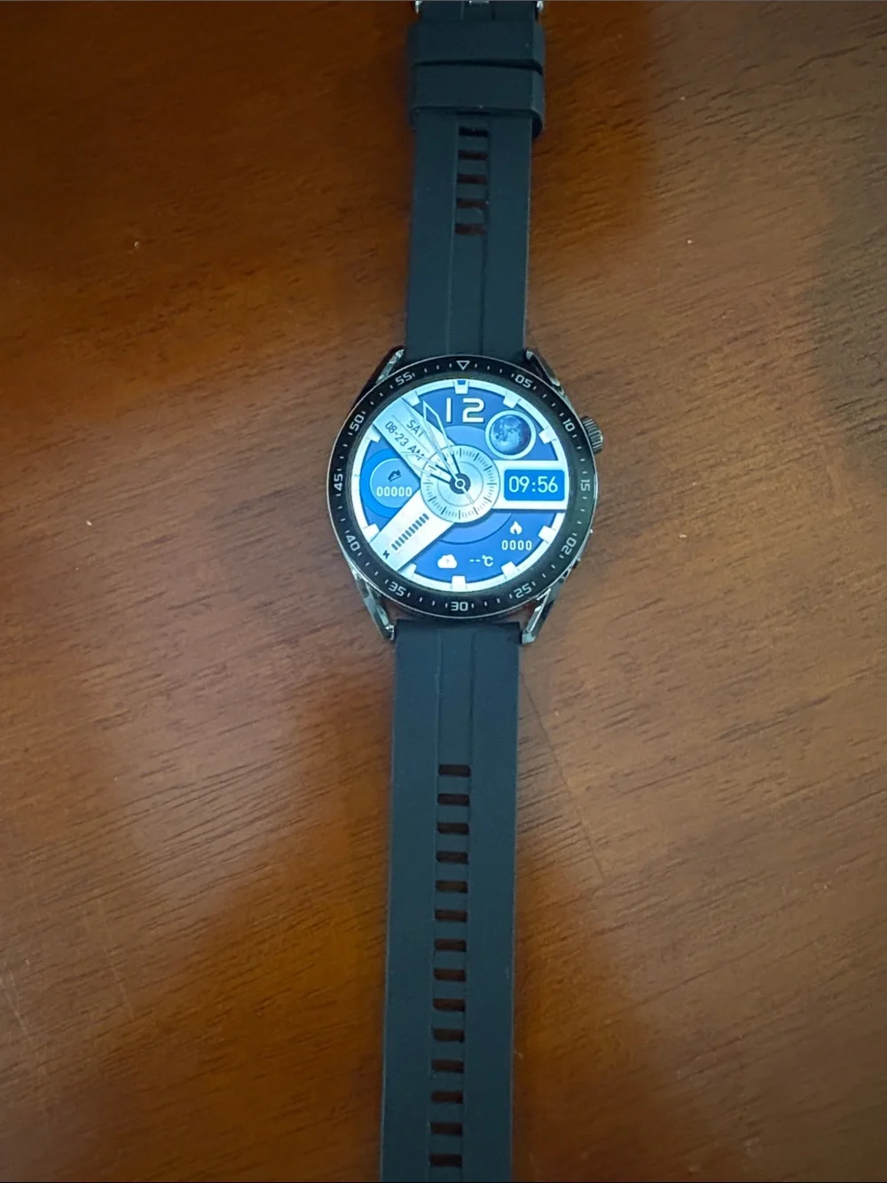 HW 28 smartwatch with charger and case